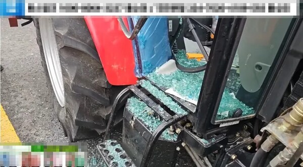 12월 21일 농민들의 트랙터 유리를 깨고 강제로 운전자를 끌어내린 현장(출처 : 유튜브 제이컴퍼니_정치시사)