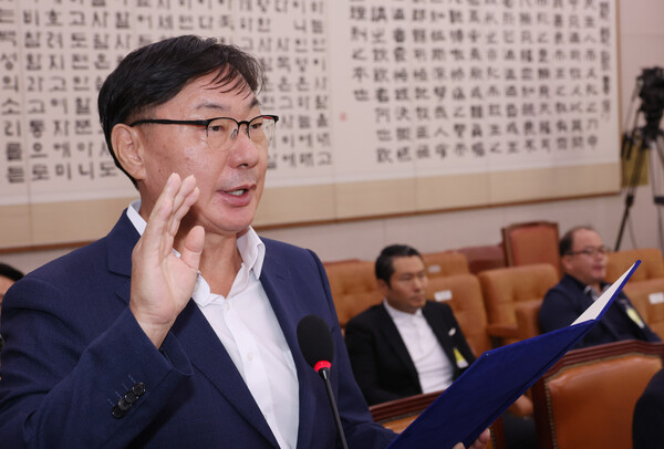 이화영 전 경기도 평화부지사가 지난 10월 2일 국회에서 열린 법사위에 출석, 선서하고 있다. 2024.10.2. 연합뉴스