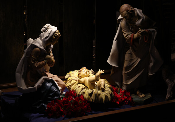 크리스마스인 25일 새벽 서울 중구 명동대성당 앞마당에서 '아기 예수'가 말 구유에 안치돼 있다. 2024.12.25 [공동취재] 연합뉴스