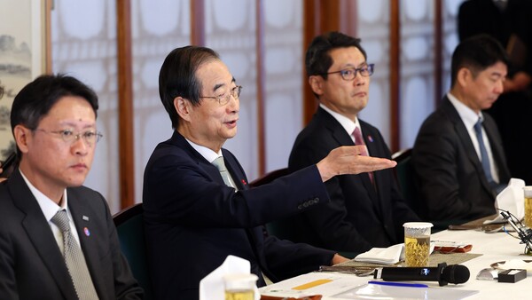 한덕수 대통령 권한대행 국무총리가 24일 삼청동 총리 공관에서 열린 '서울재팬클럽 오찬 간담회'에서 이구치 카즈히로 서울재팬클럽 이사장과 대화하고 있다. 2024.12.24 [대통령실통신사진기자단] 연합뉴스