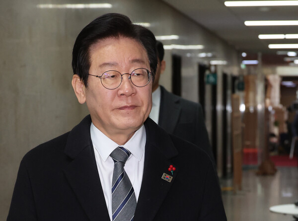 더불어민주당 이재명 대표가 24일 오후 서울 여의도 국회 당대표실로 들어가고 있다. 2024.12.24. 연합뉴스