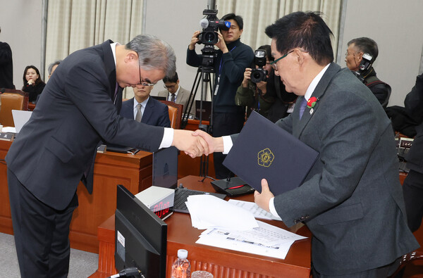 조한창 헌법재판관 후보자가 24일 오전 서울 여의도 국회에서 열린 인사청문회에서 박지원 인사청문특별위원장과 악수하고 있다. 2024.12.24. 연합뉴스