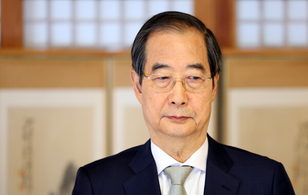 한덕수 대통령 권한대행 국무총리가 24일 서울 삼청동 총리 공관에서 열린 '서울재팬클럽(SJC) 오찬 간담회'에서 통역 발언을 들으며 생각에 잠겨 있다. 2024.12.24 [대통령실통신사진기자단] 연합뉴스