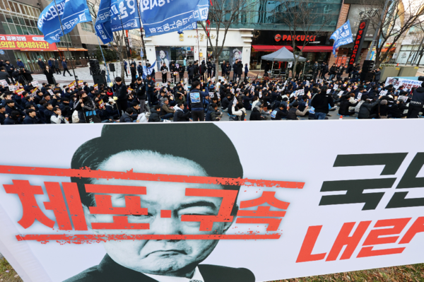 12월 11일 오후 광주 서구 치평동 국민의힘 광주시당 앞에서 열린 금속노조 광주전남지부 총파업대회에서 조합원들이 윤석열 즉각 탄핵ㆍ구속을 촉구하는 구호를 외치고 있다. 연합뉴스