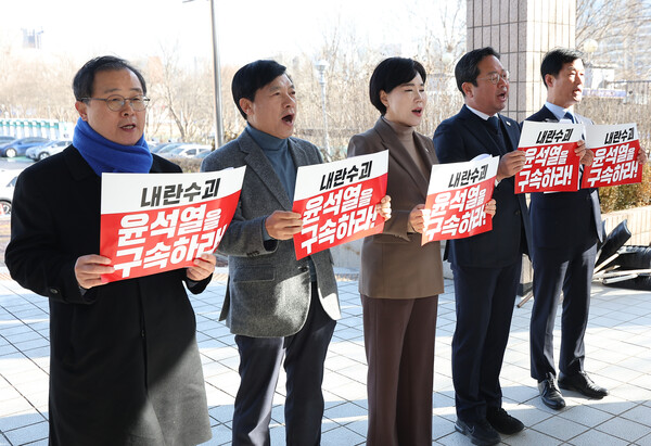 더불어민주당 김승원 법제사법위원회 야당 간사를 포함한 더불어민주당 법사위 의원들이 26일 오전 경기도 과천시 고위공직자범죄수사처를 항의 방문해 구호를 외치고 있다. 왼쪽부터 이건태, 이성윤, 전현희, 김승원, 박균택 의원. 2024.12.26. 연합뉴스