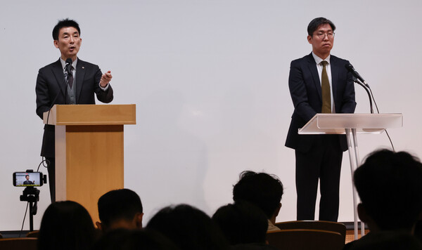 김용현 전 국방부 장관 변호인단인 유승수(오른쪽), 이하상 변호사가 26일 오전 서울 서초구 한국컨퍼런스센터에서 기자회견을 하고 있다. 2024.12.26. 연합뉴스