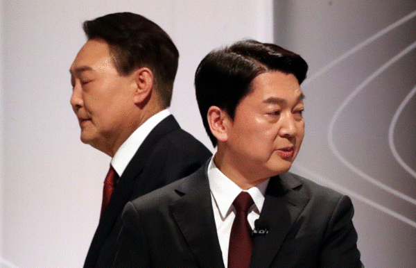 지난해 2월 25일 윤석열 당시 국민의힘 대선후보와 안철수 국민의당 대선후보가 서울 마포구 상암동 SBS스튜디오에서 열린 중앙선거방송토론위원회 주관 제20대 대통령선거 후보 초청 2차 법정 TV 토론회에서 인사를 나눈 뒤 자리로 향하고 있다. 2022.02.25. 국회사진취재단