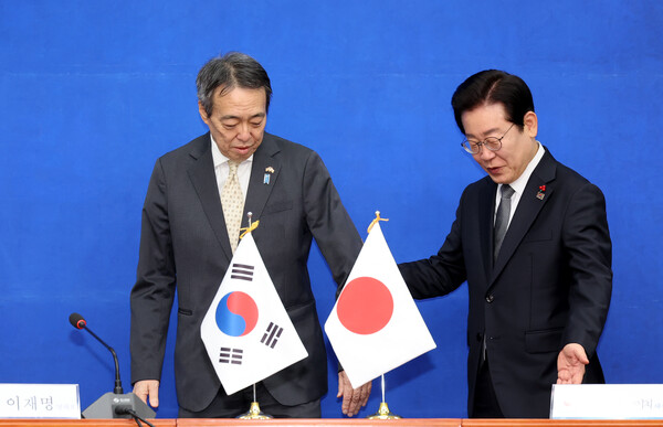 더불어민주당 이재명 대표가 26일 오전 서울 여의도 국회에서 예방한 미즈시마 코이치 주한일본대사에게 자리를 안내하고 있다. 2024.12.26 연합뉴스