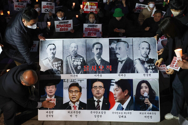 정의기억연대, 민족문제연구소, 민주노총 등 시민사회단체로 구성된 한일역사정의평화행동 관계자들이 6일 오후 서울광장에서 윤석열 정부가 발표한 강제동원 피해배상 해법을 규탄하는 촛불집회를 하며 퍼포먼스하고 있다. 2023.3.6. 연합뉴스