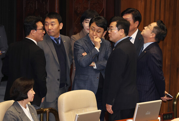 더불어민주당 박찬대 원내대표와 김민석 최고위원 등 원내지도부가 26일 오후 열린 국회 본회의에서 대화하고 있다. 2024.12.26. 연합뉴스