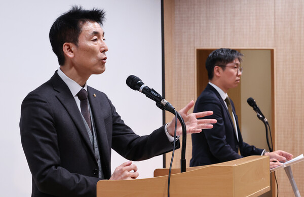 김용현 전 국방부 장관 변호인단인 유승수(오른쪽), 이하상 변호사가 26일 오전 서울 서초구 한국컨퍼런스센터에서 기자회견을 하고 있다. 2024.12.26. 연합뉴스