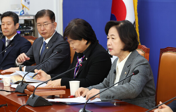 더불어민주당 윤석열내란진상조사단 단장을 맡은 추미애 의원(오른쪽)이 26일 오전 국회에서 열린 '윤석열내란진상조사단' 회의에서 발언하고 있다. 2024.12.26. 연합뉴스