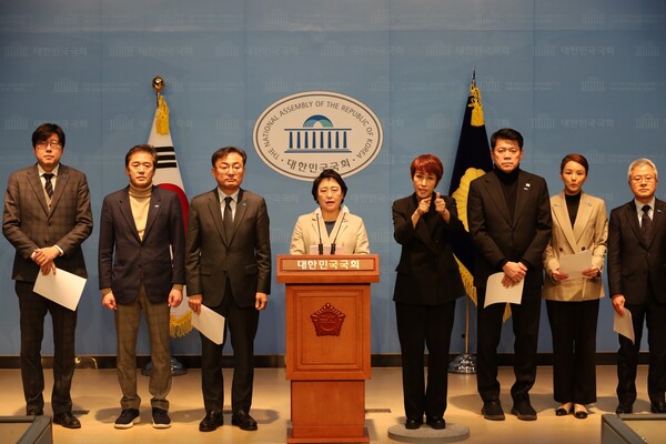 조국혁신당 김선민 당대표 권한대행을 비롯한 의원들이 26일 국회 소통관에서 '국무총리 한덕수 즉각 탄핵 결의 긴급 기자회견'을 열고 있다.  2024.12.26. 김선민 의원 페이스북