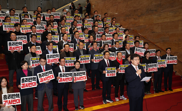국민의힘 권성동 당대표 권한대행 겸 원내대표 등 의원들이 26일 국회 본회의를 마친 뒤 로텐더홀에서 '민주당의 국정인질 탄핵겁박 규탄대회'를 하고 있다. 2024.12.26. 연합뉴스