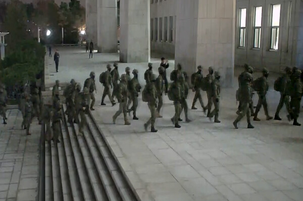  5일 국회사무처가 지난 3일 밤 계엄령 선포 후 국회의사당에 진입한 계엄군의 작전 상황을 담은 폐쇄회로(CCTV)영상을 공개했다. 사진은 계엄군이 국회 2층으로 진입을 시도하는 모습. 2024.12.5. 연합뉴스