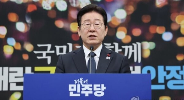 더불어민주당 이재명 대표가 27일 오전 서울 여의도 국회에서 한덕수 대통령 권한대행 국무총리 탄핵소추 등 정국 상황에 대한 입장을 발표하고 있다. 2024.12.27. 연합뉴스