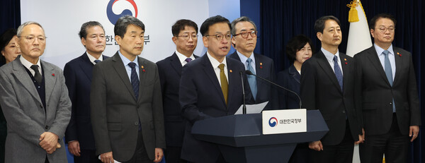 최상목 경제부총리 겸 기획재정부 장관(가운데)과 국무위원들이 27일 서울 종로구 정부서울청사에서 한덕수 대통령 권한대행 국무총리 탄핵에 대한 입장을 발표하고 있다. 2024.12.27. 연합뉴스