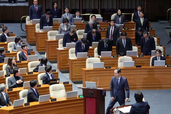 한덕수 국무총리를 비롯한 국무위원들이 11일 오후 국회 본회의에서 진행된 '윤석열 대통령 위헌적 비상계엄 선포 내란행위 관련 긴급현안질문'에서 더불어민주당 서영교 의원의 요구에 따라 일어서서 대국민 사과 인사를 하고 있다. 2024.12.11. 연합뉴스