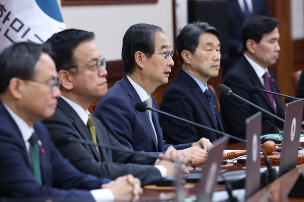 한덕수 대통령 권한대행 국무총리가 19일 정부서울청사에서 임시 국무회의를 주재하고 있다. 2024.12.19 [대통령통신사진기자단] 연합뉴스