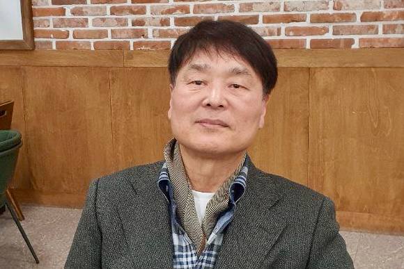 국민방송 KTV에서 17년간 방송 자막 담당으로 일한 지교철 씨. 그는 12·3 내란 사태 당시 계엄미화 자막 지시를 이행하지 않았다는 이유로 사실상 해고통보를 받았다. 사진은 지난 26일 국회 소통관에서 권력감시탐사보도그룹 워치독과 인터뷰하는 모습. 2024.12.27. 굿모닝충청 조하준 기자 