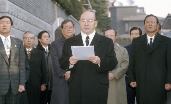 내란수괴로 사형선고를 받은 전두환이 내란수괴 등 혐의로 구속되기 직전인 1995년 12월 2일 자택 앞 골목에서 검찰 소환 방침을 정면 반박하는 2쪽 분량의 대국민 성명을 발표하는 모습. 연합뉴스