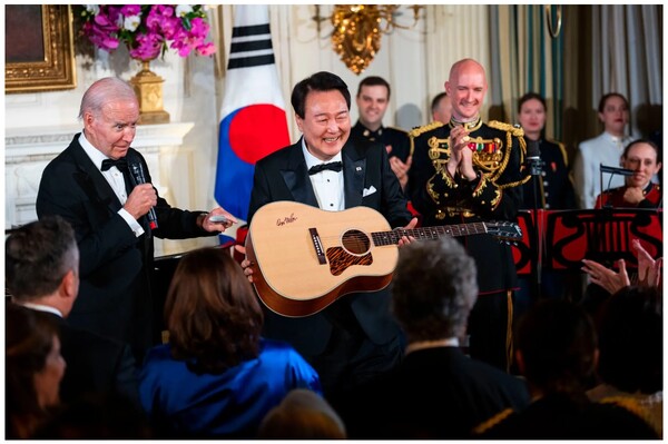 윤석열은 2023년 8월 워싱턴에서 열린 국빈 만찬에서 '아메리칸 파이'를 불렀다. 바이든은 이 한국 지도자에게 많은 투자를 했고, 그가 계엄령을 선포한 뒤에 그를 비난하지 않았다.  뉴욕 타임스 12월 26일
