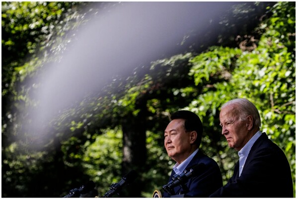 2023년 8월 캠프 데이비드에서 바이든 대통령과 함께한 윤석열 대통령. 윤 씨는 지난 12월 3일 계엄령을 선포했으나 국회는 이를 해제하고 윤 씨를 탄핵했다.  뉴욕타임스 12월 26일