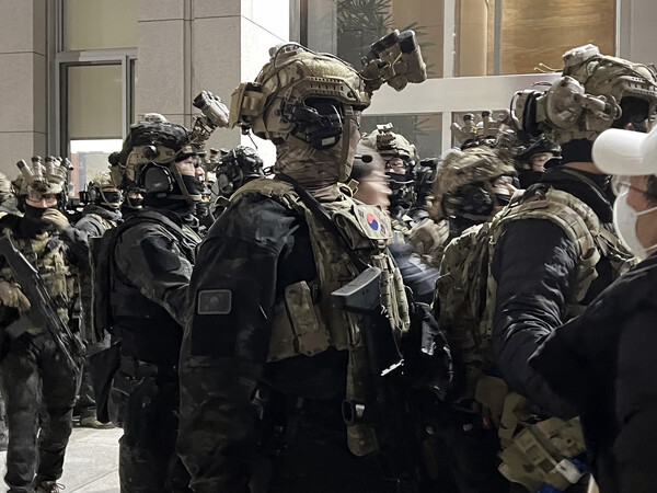 윤석열 대통령이 비상계엄을 선포한 가운데 4일 새벽 서울 여의도 국회의사당에 무장한 계엄군이 진입을 시도하고 있다. 2024.12.4. 연합뉴스