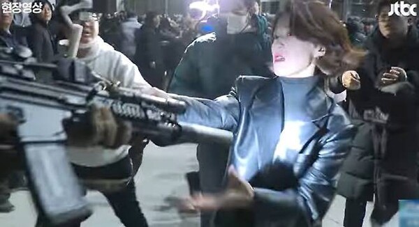 12월 3일 밤 국회 앞에서 안귀령 민주당 대변인이 계엄군의 총부리를 붙잡고 항의하는 모습. JTBC 뉴스 화면 갈무리. 