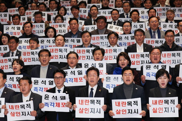 더불어민주당 이재명 대표, 박찬대 원내대표 등 의원들이 27일 국회 본청 계단에서 한덕수 국무총리 탄핵안을 가결한 뒤 윤석열 규탄대회를 열고 있다. 2024.12.27. 연합뉴스