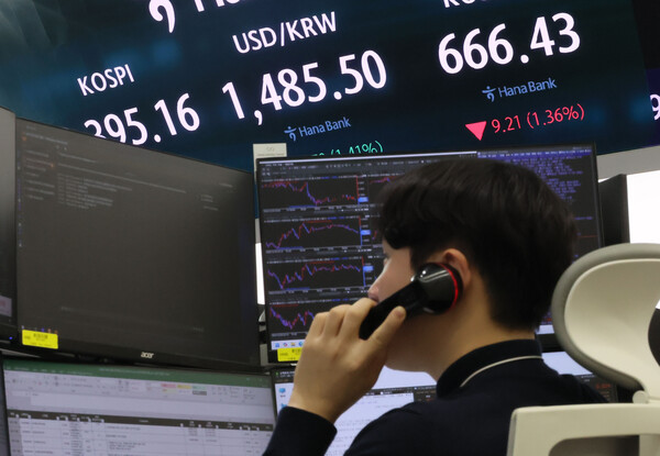 원/달러 환율이 장중 1,480원대를 돌파한 27일 서울 중구 하나은행 본점 딜링룸 현황판에 원/달러 환율 등 지수들이 표시되고 있다. 2024.12.27. 연합뉴스