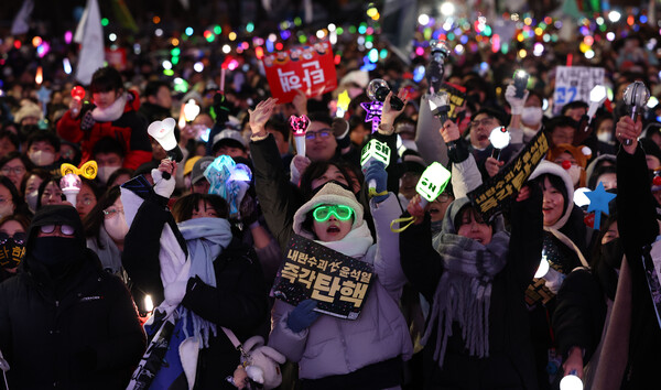윤석열 대통령 탄핵소추안이 가결된 14일 오후 서울 여의도 국회 앞에서 열린 탄핵 촉구 집회에 참석한 시민들이 기뻐하며 노래를 따라 부르고 있다. 2024.12.14. 연합뉴스