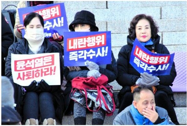 윤석열 탄핵소추안 국회 1차 표결이 있던 12월 4일, 여의도 탄핵촉구 집회에 참석한 여성들.  아사히신문 12월 28일