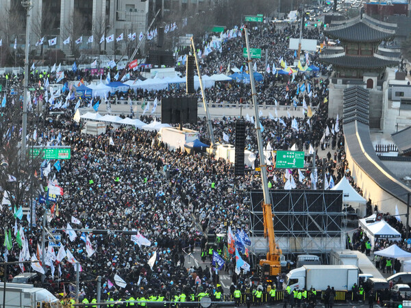28일 오후 서울 광화문 삼거리에서 윤석열즉각퇴진·사회대개혁 비상행동 주최 대통령 퇴진 집회가 열리고 있다. 2024.12.28. 연합뉴스