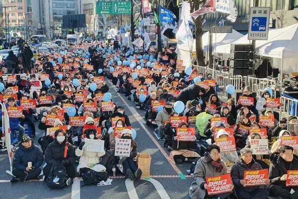 28일 오후 서울 안국역 앞에서 열린 121차 촛불문화제 전국집중촛불에서 시민들이 구호를 외치고 있다. 2024.12.28. 굿모닝충청 조하준 기자(탐사보도그룹 워치독)