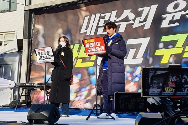 28일 오후 서울 안국역 앞에서 열린 121차 촛불문화제 전국집중촛불에서 미국 캘리포니아에서 온 안영우 군이 발언을 하고 있다. 2024.12.28. 굿모닝충청 조하준 기자(탐사보도그룹 워치독)