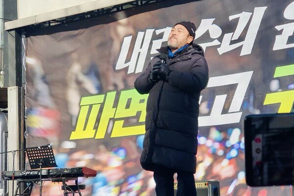 28일 오후 서울 안국역 앞에서 열린 121차 촛불문화제 전국집중촛불에서 이원종 배우가 발언하고 있다. 2024.12.28. 굿모닝충청 조하준 기자(탐사보도그룹 워치독)