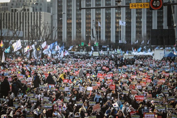 28일 오후 서울 광화문 삼거리에서 윤석열즉각퇴진·사회대개혁 비상행동 주최 대통령 퇴진 집회에 참가한 시민들이 구호를 외치고 있다. 2024.12.28. 사진 이호 작가