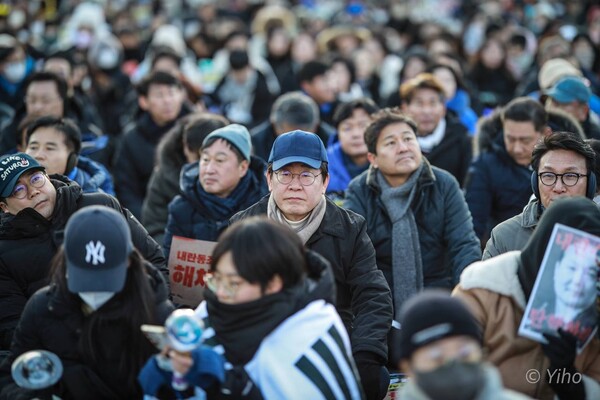 28일 오후 서울 광화문 삼거리에서 윤석열즉각퇴진·사회대개혁 비상행동 주최 대통령 퇴진 집회에 참가한 더불어민주당 이재명 대표의 모습. 2024.12.28. 사진 이호 작가