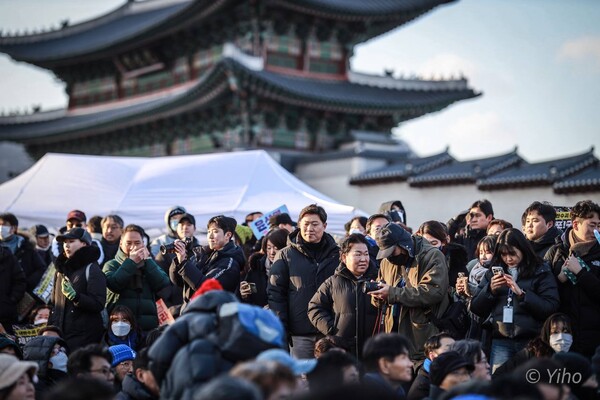 28일 오후 서울 광화문 삼거리에서 윤석열즉각퇴진·사회대개혁 비상행동 주최 대통령 퇴진 집회에 참가한 시민들의 모습. 2024.12.28. 사진 이호 작가