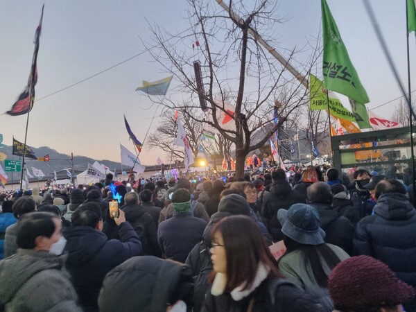 12월 28일, 광화문의 윤석열 탄핵 시민 집회 현장에서
