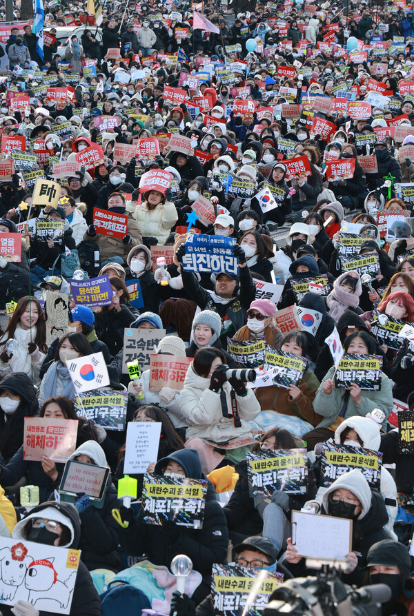 28일 서울 종로구 경복궁 인근에서 윤석열즉각퇴진·사회대개혁 비상행동 주최로 열린 촛불 집회에서 참석자들이 구호를 외치고 있다. 2024.12.28. 연합뉴스