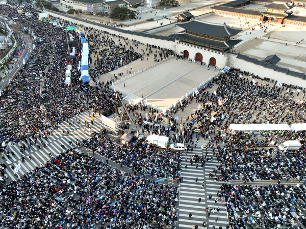28일 오후 서울 광화문 삼거리에서 윤석열즉각퇴진·사회대개혁 비상행동 주최 대통령 퇴진 집회가 열리고 있다. 2024.12.28. 연합뉴스