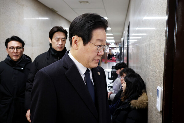 더불어민주당 이재명 대표가 29일 오후 국회에서 전남 무안공항 항공기 활주로 이탈 사고와 관련한 긴급 최고위원회의를 소집, 수습 방안 등을 논의하기 위해 회의실로 이동하고 있다. 2024.12.29. 연합뉴스
