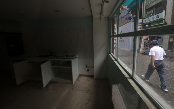 국내은행 원화대출 연체율이 2개월 연속 상승흐름을 이어가는 가운데 16일 오후 서울 명동 골목의 폐업한 상점 모습.. 2024.7.16 연합뉴스