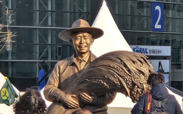 동대구역 광장에 세워준 독재자 박정희의 동상 모습. 임성종 위원장 사진. 