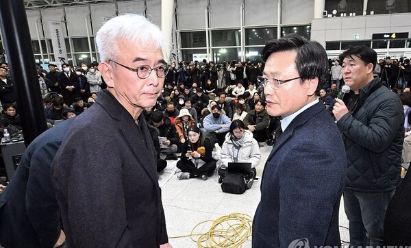 제주항공 최대주주인 애경의 최형석 총괄부회장(왼쪽부터)과 김이배 제주항공 대표가 29일 전남 무안국제공항 2층 유가족 대기실을 방문해 사과한 뒤 발걸음을 돌리고 있다. 2024.12.29 [공동취재] 연합뉴스