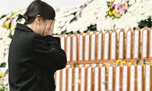 30일 전남 무안군 무안종합스포츠파크에 마련된 제주항공 여객기 사고 희생자 합동분향소에서 조문객이 오열하고 있다. 2024.12.30 [공동취재] 연합뉴스