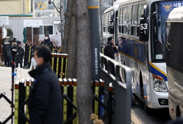 고위공직자범죄수사처가 내란 혐의를 받는 윤석열 대통령에 대한 체포영장을 청구한 30일 서울 한남동 대통령 관저 인근의 모습. 2024.12.30. 연합뉴스