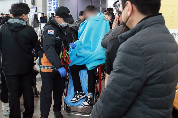 30일 무안국제공항에서 제주공항 참사 피해자 유가족이 병원으로 이송되고 있다. 2024.12.30. 연합뉴스